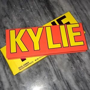 sold KYLIE COSMETICS SUMMER ‘18 PALETT